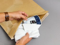 Schroeder Designverpackungen Versandtasche Entnehmen